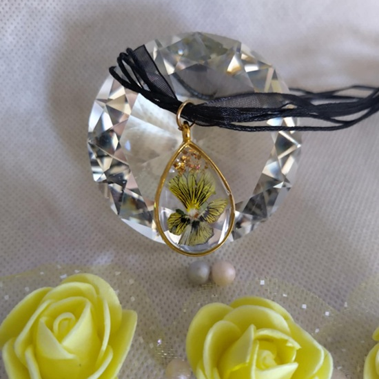 Усетете магията на творческата атмосфера с Работилница за изработка на бижута от епоксидна смола в Банкя от Makaroon