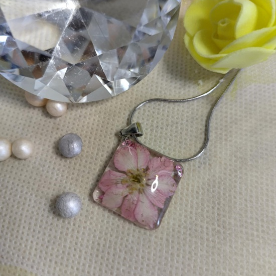 Усетете магията на творческата атмосфера с Работилница за изработка на бижута от епоксидна смола в Банкя от Makaroon