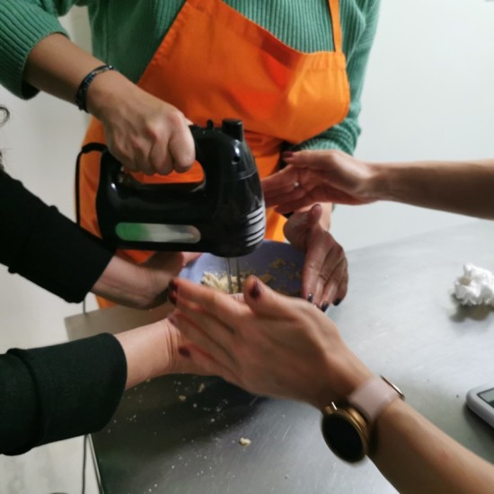 Прекарайте време с приятелки на едно забавно Женско парти със сладки и вино от Makaroon Прекарайте време с приятелки на едно забавно Женско парти със сладки и вино от Makaroon