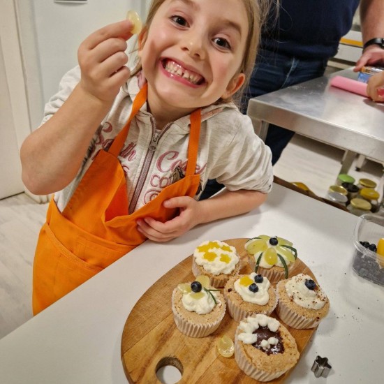 Подарете на себе си и своето дете едно вкусно преживяване със Семейна сладкарска работилница от Makaroon