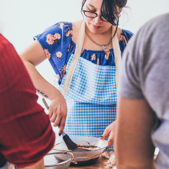 Прекарайте време с приятелки на едно забавно Женско парти със сладки и вино от Makaroon Прекарайте време с приятелки на едно забавно Женско парти със сладки и вино от Makaroon