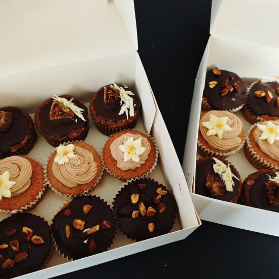 Прекарайте време с приятелки на едно забавно Женско парти със сладки и вино от Makaroon Прекарайте време с приятелки на едно забавно Женско парти със сладки и вино от Makaroon