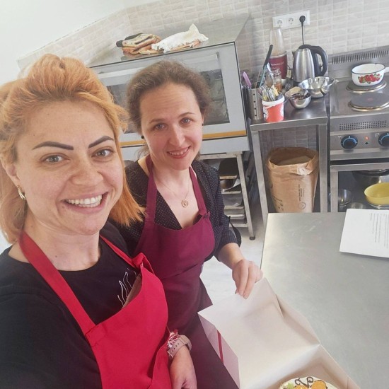 Прекарайте време с приятелки на едно забавно Женско парти със сладки и вино от Makaroon Прекарайте време с приятелки на едно забавно Женско парти със сладки и вино от Makaroon