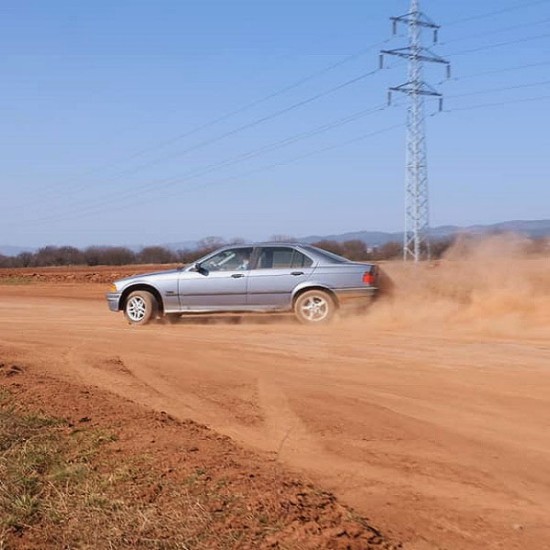 Впуснете се в едно незабравимо преживяване - Дрифт шофиране от Makaroon