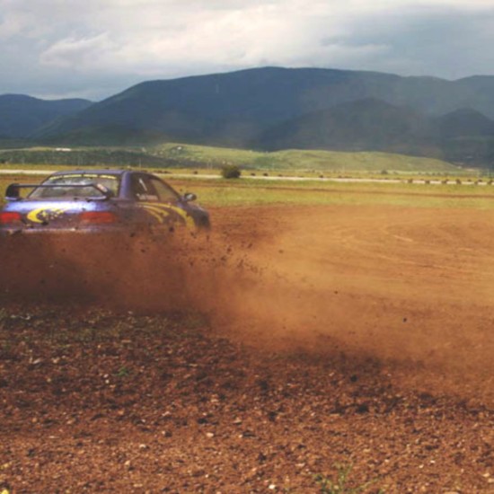 Впуснете се в едно незабравимо преживяване - Дрифт шофиране от Makaroon