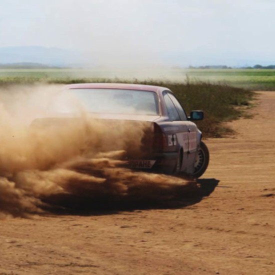 Впуснете се в едно незабравимо преживяване - Дрифт шофиране от Makaroon