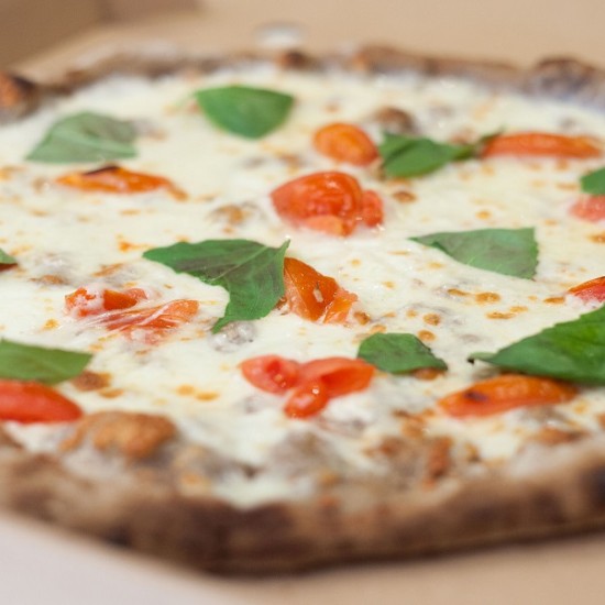 Пица меню по избор за двама при Шеф Лео Бианки от Макароон Пица меню по избор за двама при Шеф Лео Бианки от Макароон