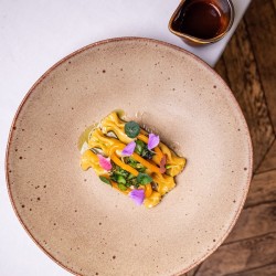 Яж, моли се и обичай с 6-степенно меню за двама в ресторант Уника