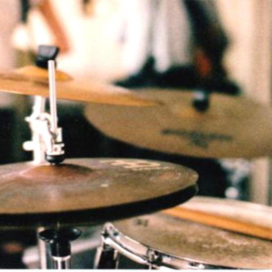 Стани рок звезда с уроци по барабани: Пакет от два урока от Makaroon Стани рок звезда с уроци по барабани: Пакет от два урока от Makaroon