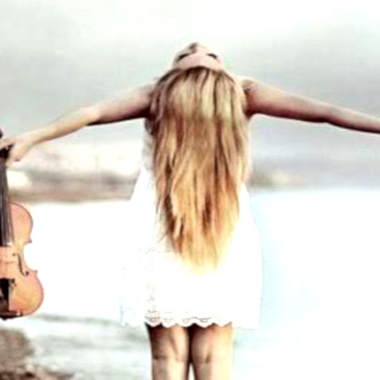 Влезе в света на музиката с Индивидуални уроци по класически инструменти (пиано, цигулка или флейта) от Makaroon