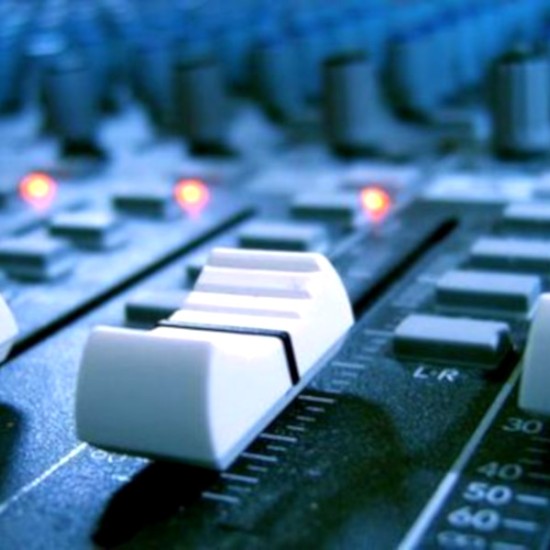 Влезте в света на музиката с Пакет от два урока по музикална теория, композиране или студийна работа от Makaroon