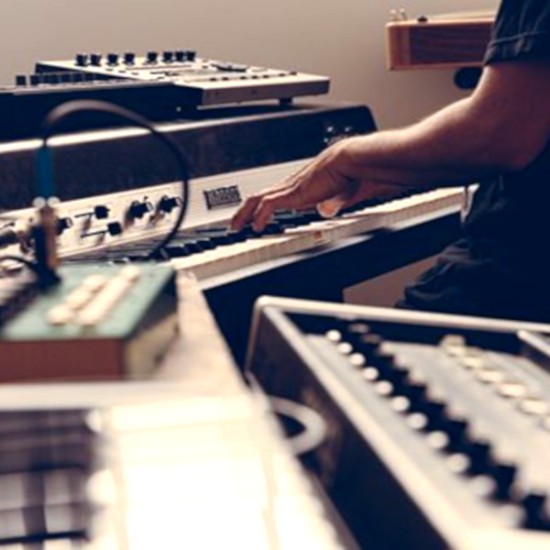 Влезте в света на музиката с Пакет от два урока по музикална теория, композиране или студийна работа от Makaroon