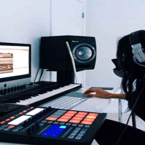 Влезте в света на музиката с Пакет от два урока по музикална теория, композиране или студийна работа от Makaroon