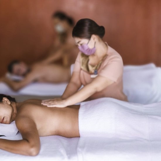 Насладете се на споделено преживяване със спа и червено вино за двама от Makaroon Насладете се на споделено преживяване със спа и червено вино за двама от Makaroon