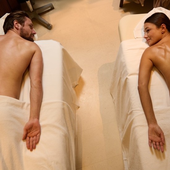 Насладете се на споделено преживяване със спа и червено вино за двама от Makaroon Насладете се на споделено преживяване със спа и червено вино за двама от Makaroon