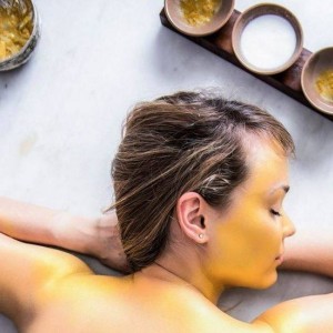 VIP пакет за двама със спа, златна терапия за лице и тяло, перлена вана, масаж със сапфирен прах и бутилка вино