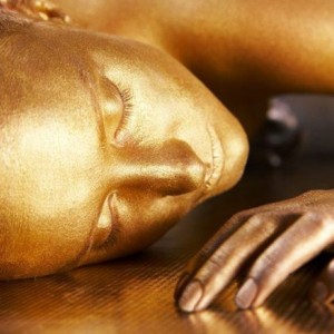 VIP пакет за двама със спа, златна терапия за лице и тяло, перлена вана, масаж със сапфирен прах и бутилка вино