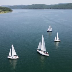 Природа и лятно забавление: Разходка за до 4 души с яхта на яз. Искър