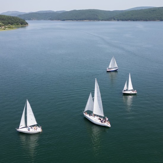 Позабавлявайте се с приятели сред водата с Разходка за до 4 души с яхта на яз. Искър от Makaroon