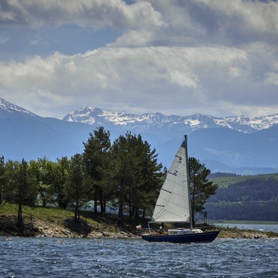 Позабавлявайте се с приятели сред водата с Разходка за до 4 души с яхта на яз. Искър от Makaroon