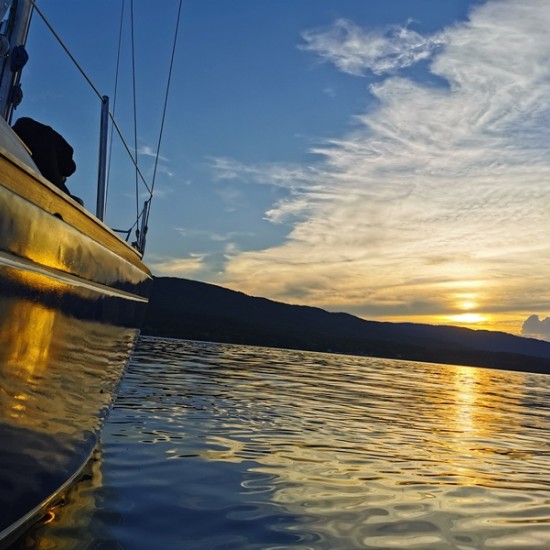 Позабавлявайте се с приятели сред водата с Разходка за до 4 души с яхта на яз. Искър от Makaroon