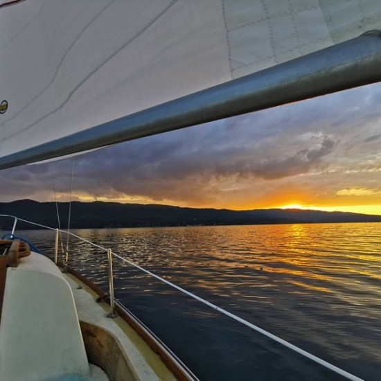 Позабавлявайте се с приятели сред водата с Разходка за до 4 души с яхта на яз. Искър от Makaroon