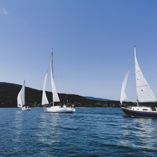 Позабавлявайте се с приятели сред водата с Разходка за до 4 души с яхта на яз. Искър от Makaroon