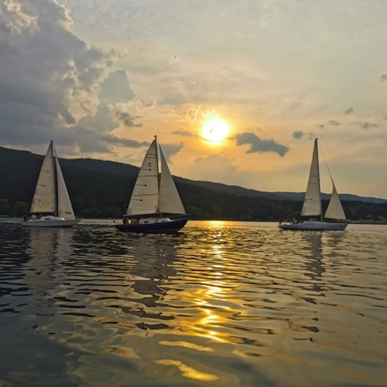 Позабавлявайте се с приятели сред водата с Разходка за до 4 души с яхта на яз. Искър от Makaroon