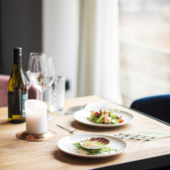 Подарете наситен вкус с "Винена дегустация в Шато Копса за двама" от Makaroon