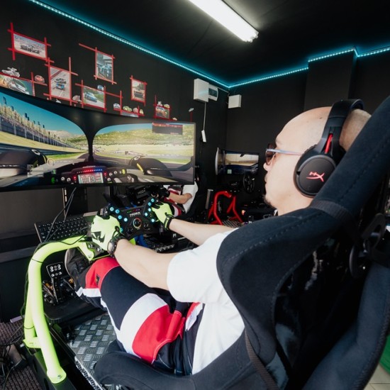 Пробвайте мечтаната си кола с „Автомобилен симулатор в Благоевград“ от Makaroon