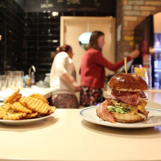 Бургери, бургери и пак бургери с "Меню за двама в Skapto" от Makaroon