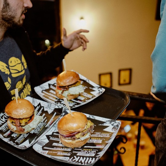 Бургери, бургери и пак бургери с "Меню за двама в Skapto" от Makaroon