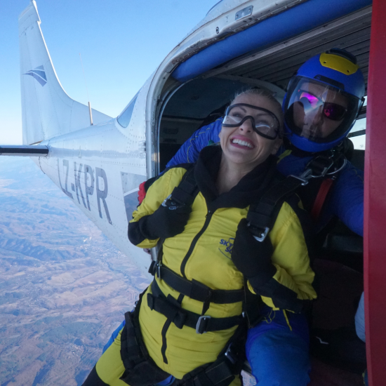 Полет в небесата с "Екстремен тандемен скок с парашут от 4200 метра около София" от Makaroon