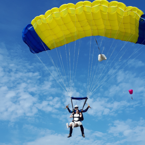 Полет в небесата с "Екстремен тандемен скок с парашут от 4200 метра около София" от Makaroon