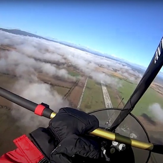 Впуснете се в едно невероятно приключение в небето с Индивидуален Полет с мотоделтапланер от летище Ихтиман от Makaroon