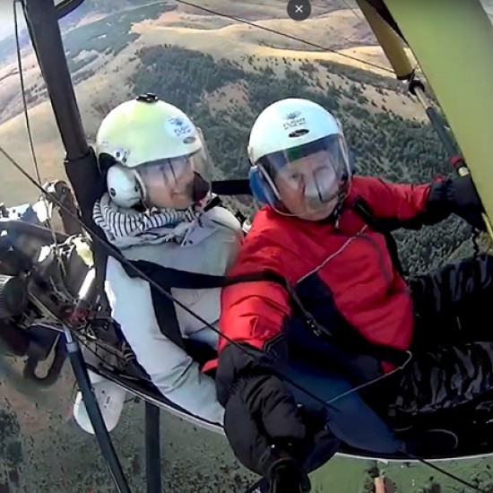 Впуснете се в едно невероятно приключение в небето с Индивидуален Полет с мотоделтапланер от летище Ихтиман от Makaroon