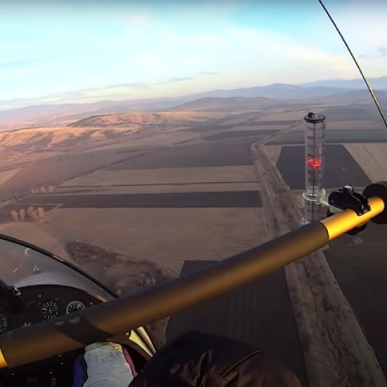 Впуснете се в едно невероятно приключение в небето с Индивидуален Полет с мотоделтапланер от летище Ихтиман от Makaroon