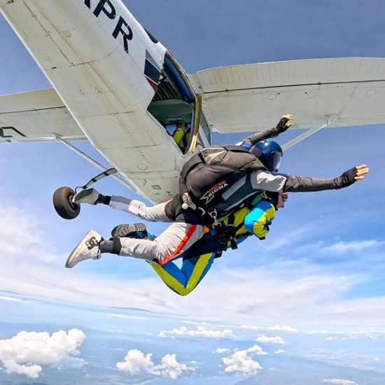 Сбъднете най-смелите си мечти с Тандемен скок с парашут от 3000 м на летище Ихтиман от Makaroon