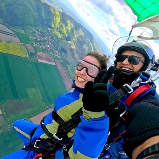 Сбъднете най-смелите си мечти с Тандемен скок с парашут от 3000 м на летище Ихтиман от Makaroon
