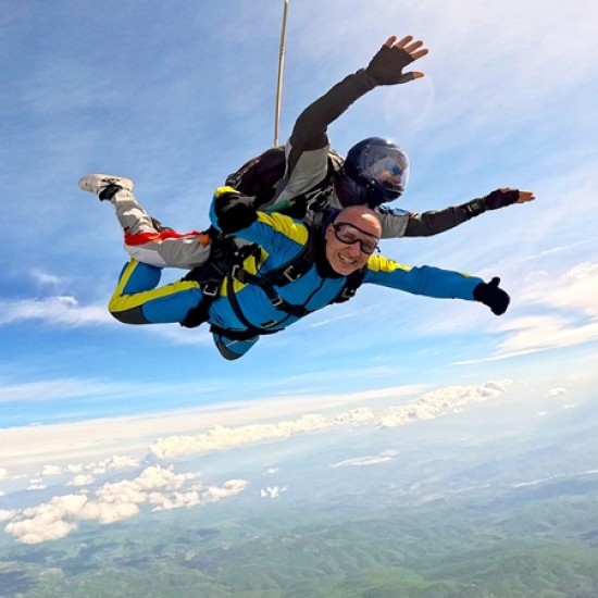 Сбъднете най-смелите си мечти с Тандемен скок с парашут от 3000 м на летище Ихтиман от Makaroon