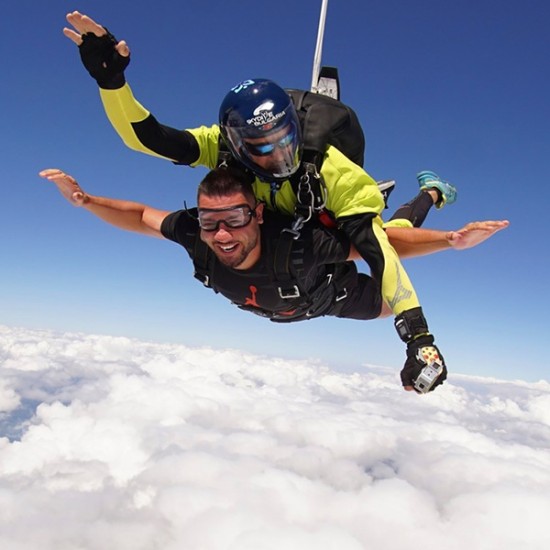 Полет в небесата с "Екстремен тандемен скок с парашут от 4000 метра  на летище Ихтиман" от Makaroon
