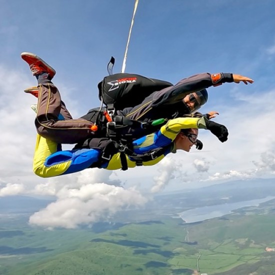 Полет в небесата с "Екстремен тандемен скок с парашут от 4000 метра  на летище Ихтиман" от Makaroon