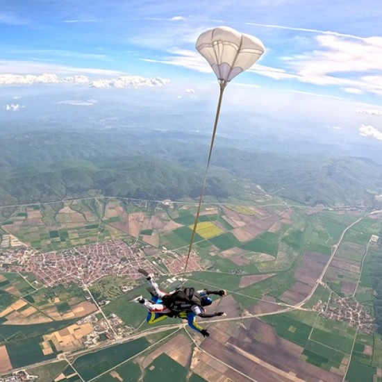 Полет в небесата с "Екстремен тандемен скок с парашут от 4000 метра  на летище Ихтиман" от Makaroon