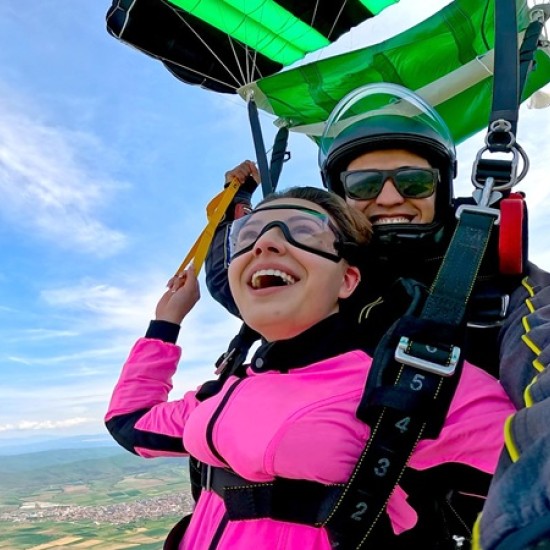 Полет в небесата с "Екстремен тандемен скок с парашут от 4000 метра  на летище Ихтиман" от Makaroon