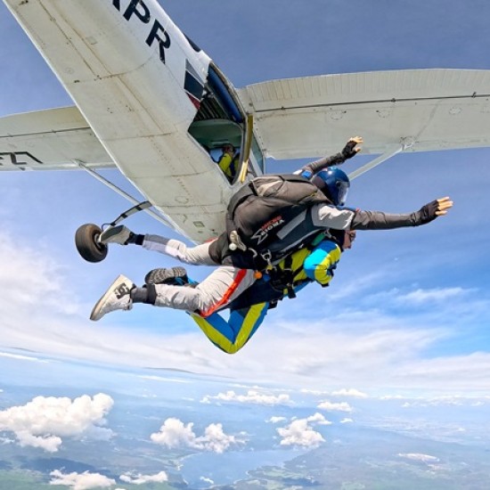 Полет в небесата с "Екстремен тандемен скок с парашут от 4000 метра на летище Ихтиман" от Makaroon