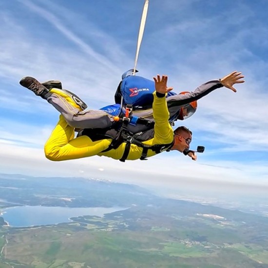 Полет в небесата с "Екстремен тандемен скок с парашут от 4000 метра на летище Ихтиман" от Makaroon