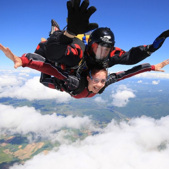 Направете (си) екстремен подарък - тандемен скок с парашут от Makaroon