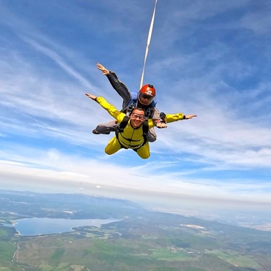 Направете (си) екстремен подарък - тандемен скок с парашут от Makaroon