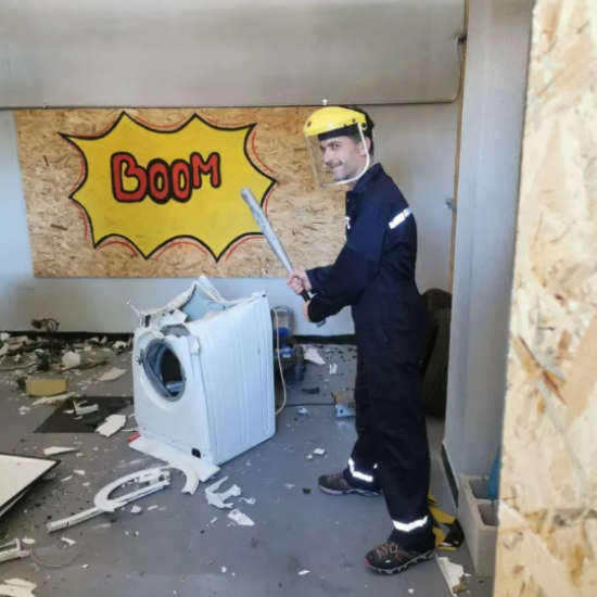 Размажете стреса с  „Пакет премиум в Smash Room”  в Пловдив от Makaroon