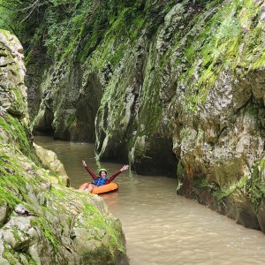Водно забавление със "Спускане с гума по каньона на река Арда за един" 
